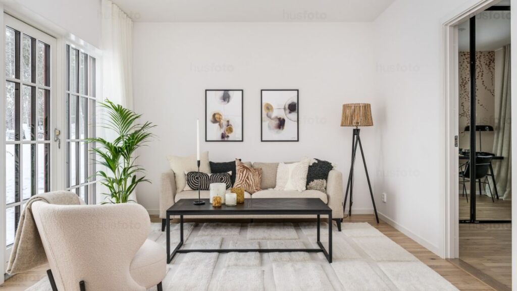 När du kliver in möts du av en wow-känsla. Med en takhöjd på 2.70 meter upplevs bostaden luftig och större än sina 80 kvm. Stora fönsterpartier släpper in mycket ljus och sprider en behaglig känsla.